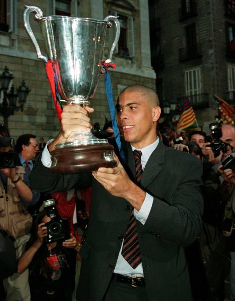 Ronaldo in borghese con la Coppa delle Coppe 1996-97 (Reuters)